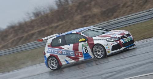 Volkswagen Castrol Cup: Lisowski zdobywa pole position na mokrym Torze Pozna