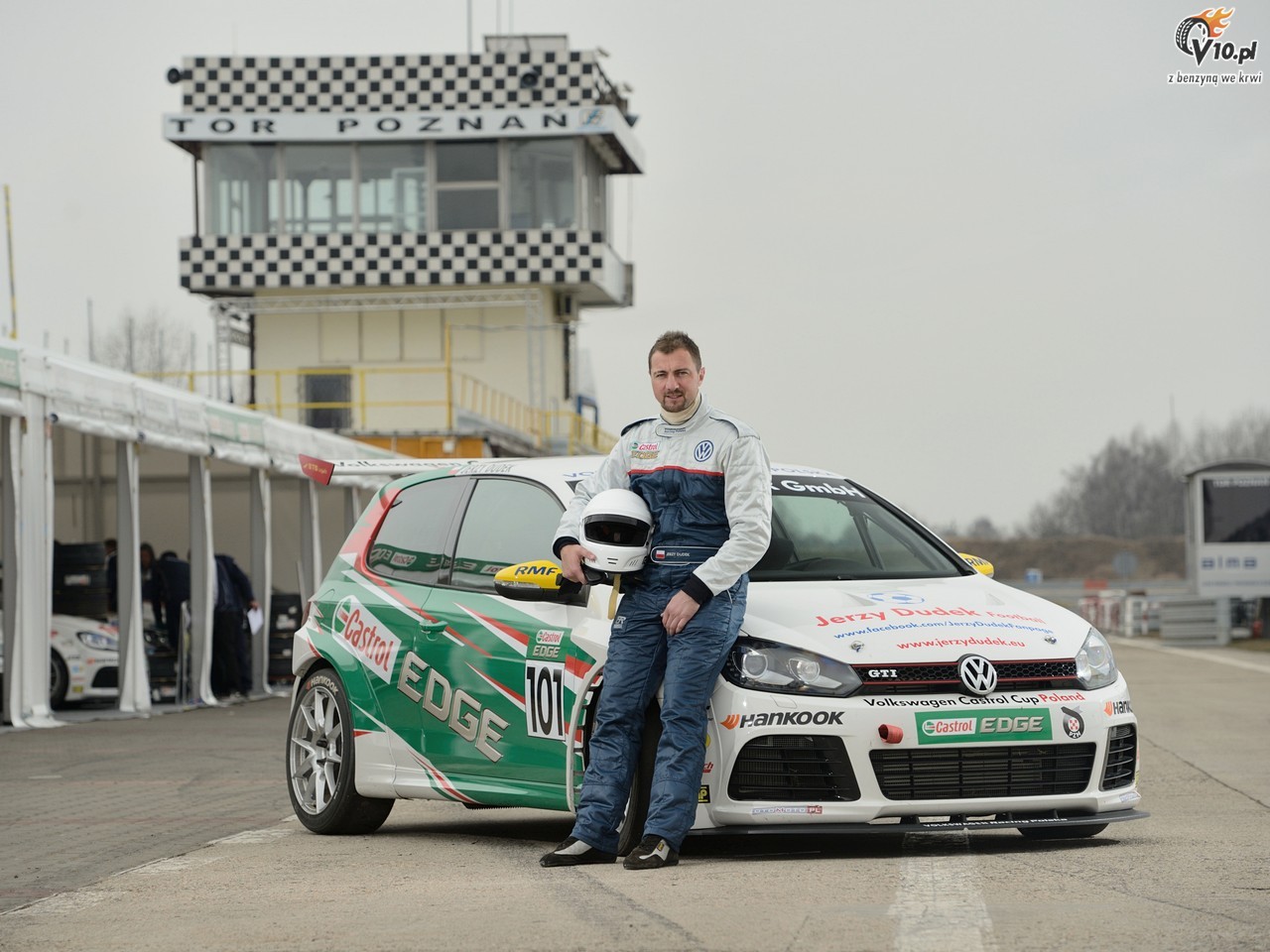 Volkswagen Castrol Cup: Lisowski zdobywa pole position na mokrym Torze Pozna
