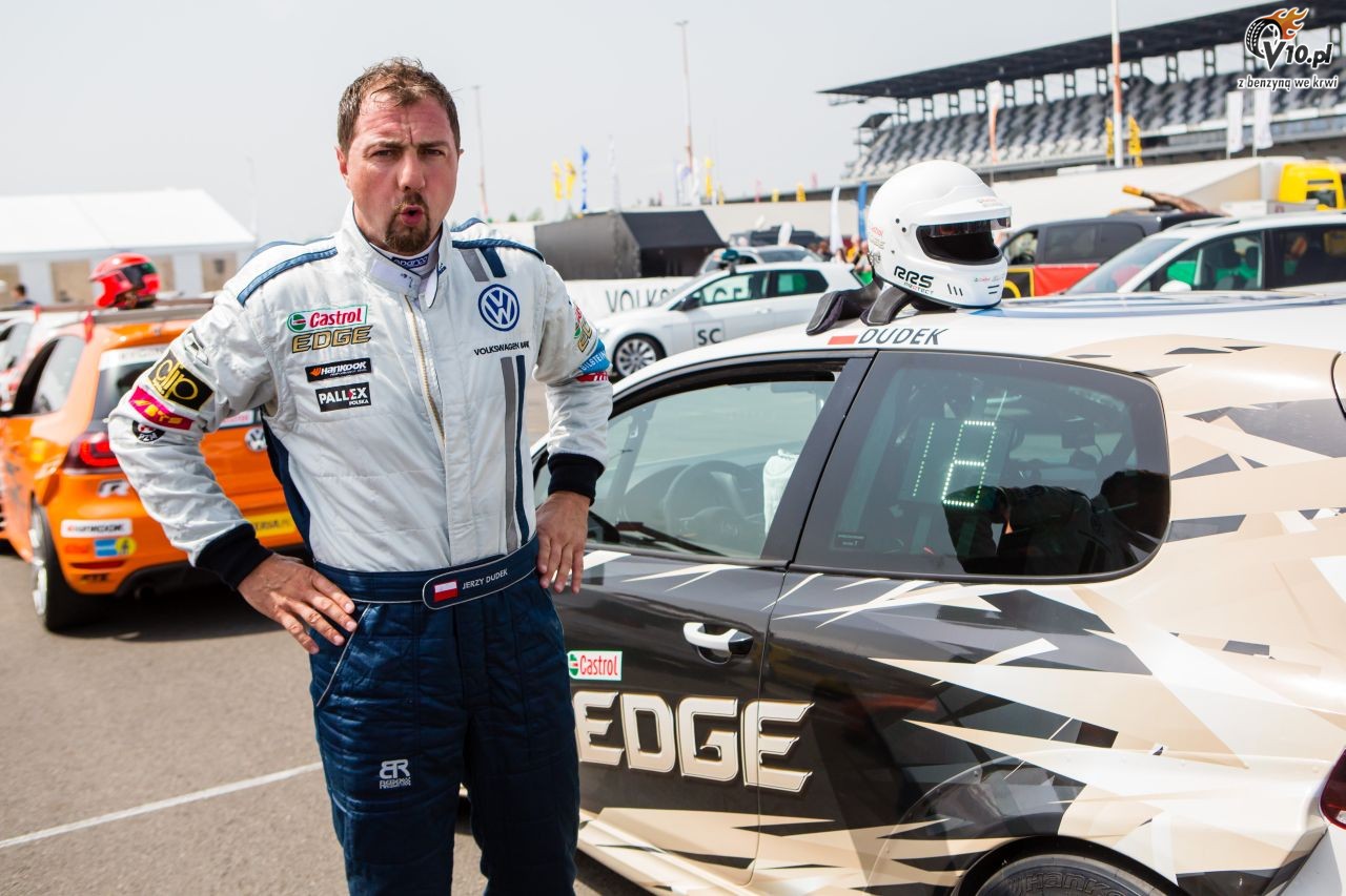 Jerzy Dudek w wycigu ze wiatowymi gwiazdami motorsportu i modelkami Playboya na Moscow Raceway
