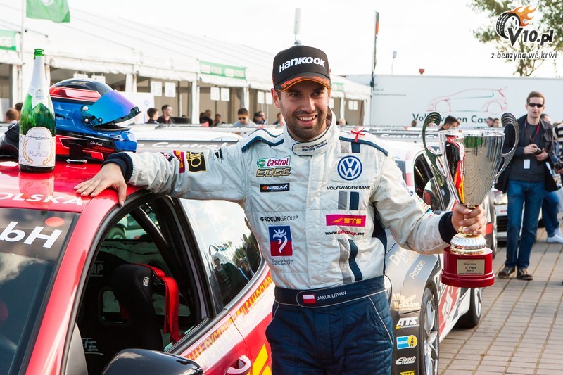 VW Castrol Cup: Kuba Litwin wygrywa pierwszy wyścig w Poznaniu, Kupcikas zgarnia tytuł