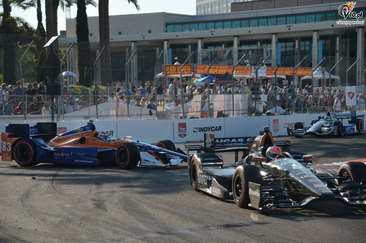 IndyCar: Odłamki z bolidów podczas wyścigu w St. Petersburgu poważnie raniły kibica