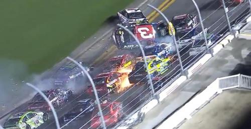 Potężna kraksa w NASCAR. Kierowca 'zszokowany', że rywal przeżył