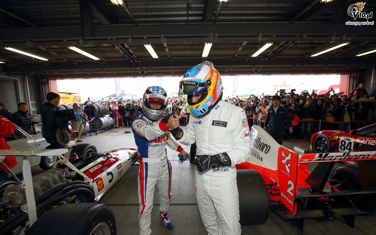 Fernando Alonso dosiad motocykl MotoGP
