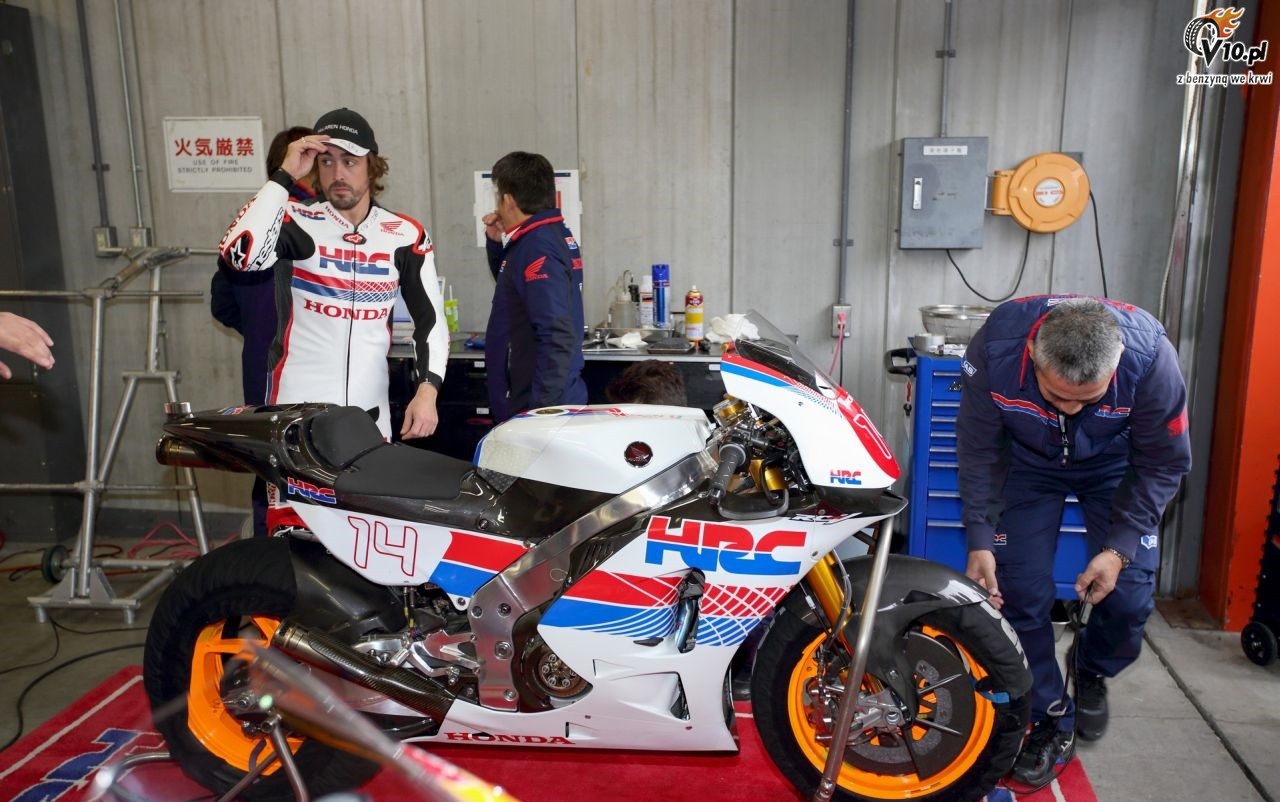 Fernando Alonso dosiadł motocykl MotoGP
