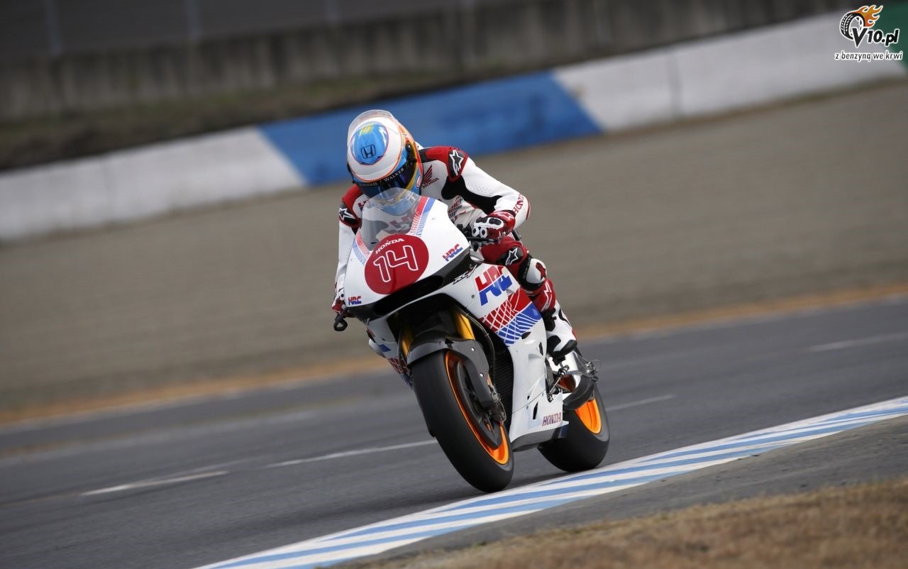 Fernando Alonso dosiad motocykl MotoGP