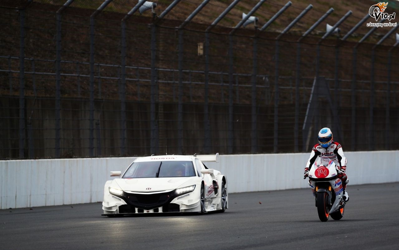 Fernando Alonso dosiad motocykl MotoGP