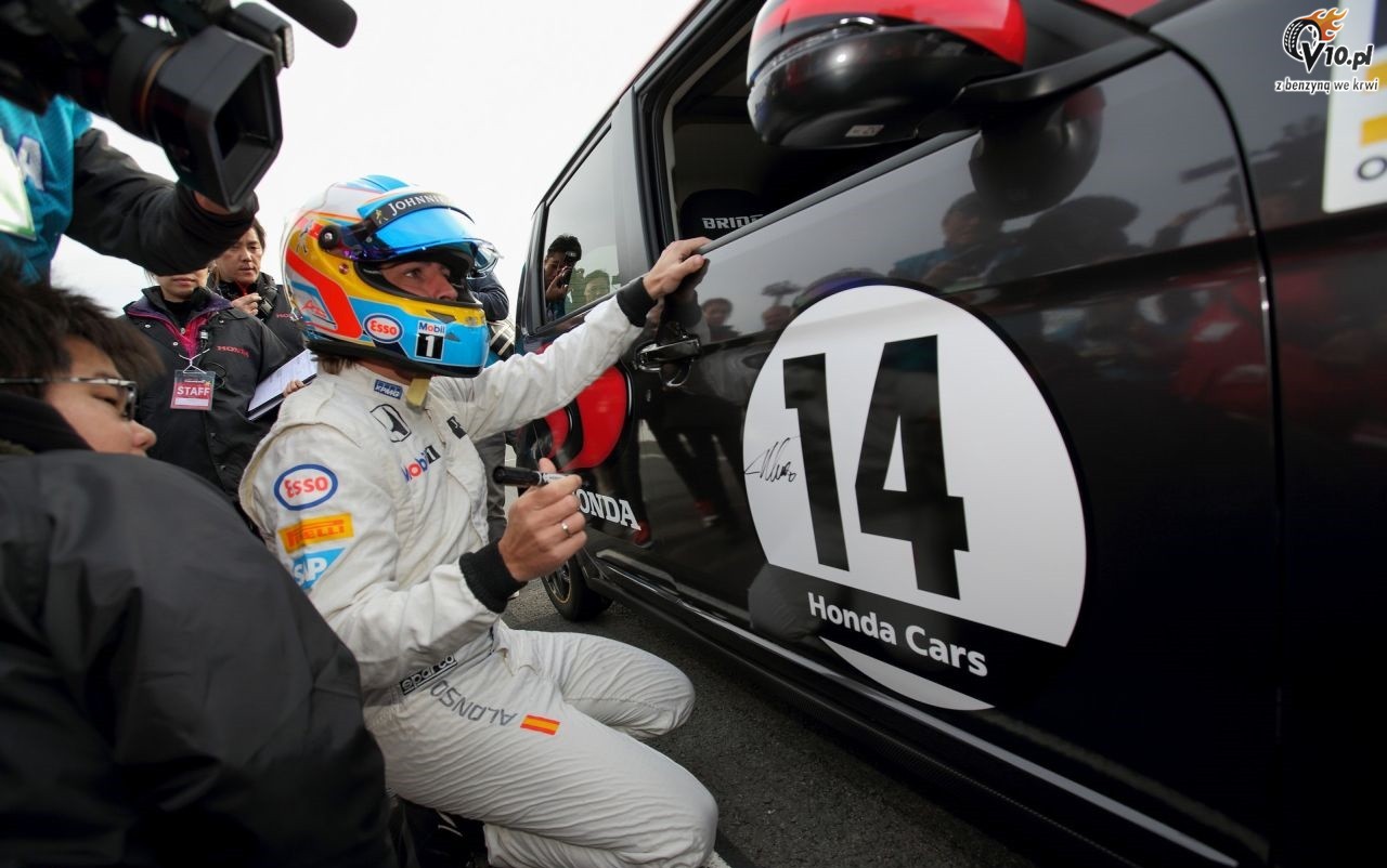 Fernando Alonso dosiad motocykl MotoGP