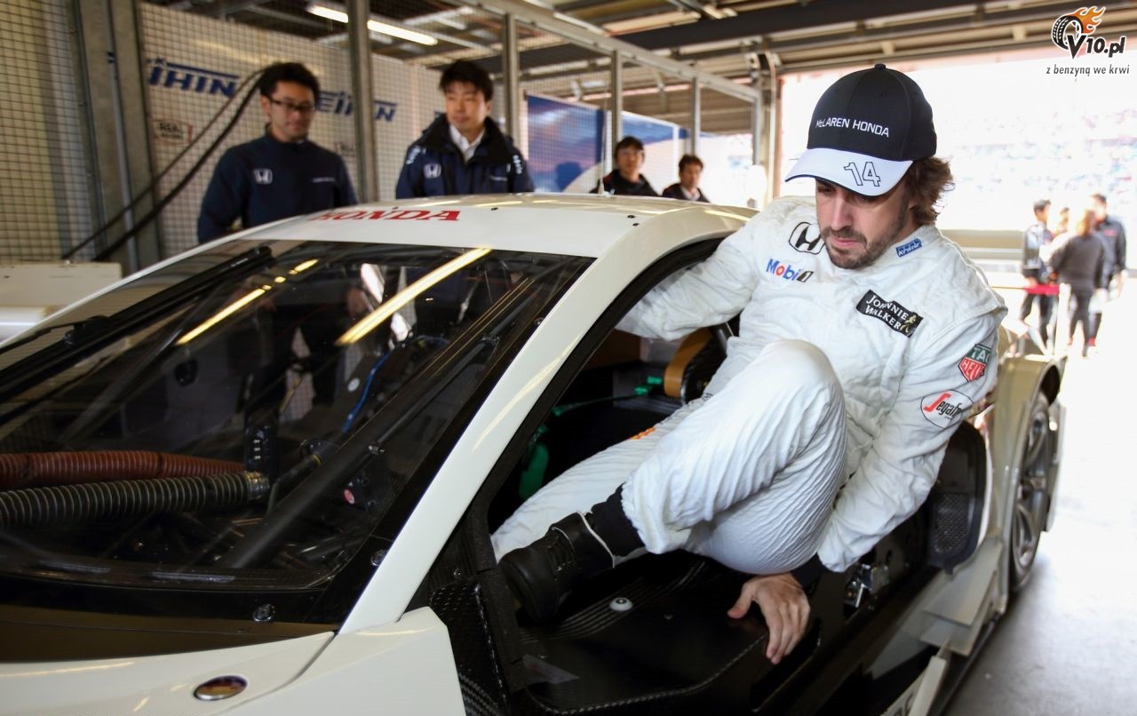 Fernando Alonso dosiad motocykl MotoGP
