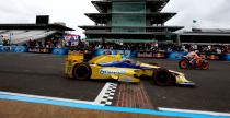 Motocykl MotoGP vs bolid IndyCar na torze Indianapolis