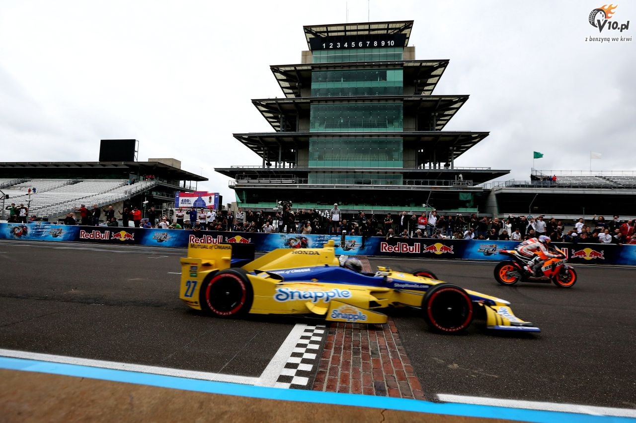 Motocykl MotoGP vs bolid IndyCar na torze Indianapolis