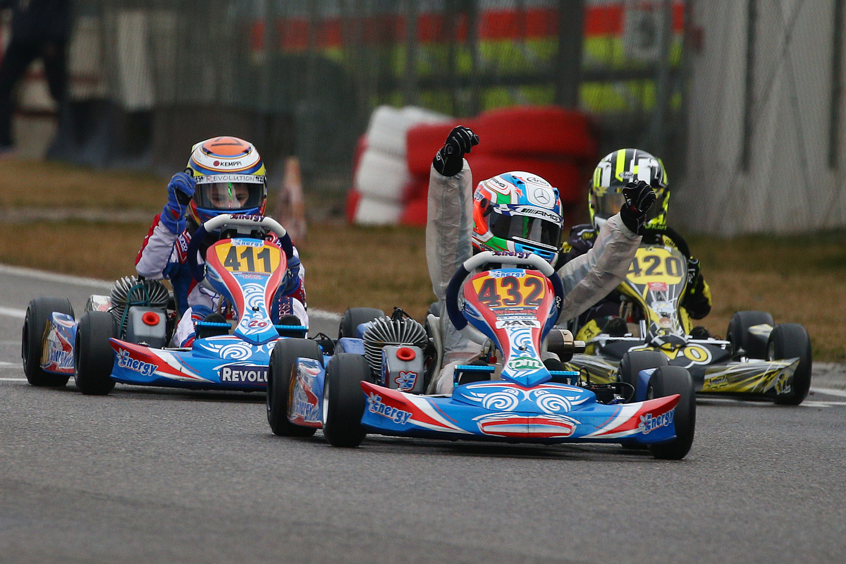 11-letni Karol Pasiewicz na podium kartingowego Winter Cup