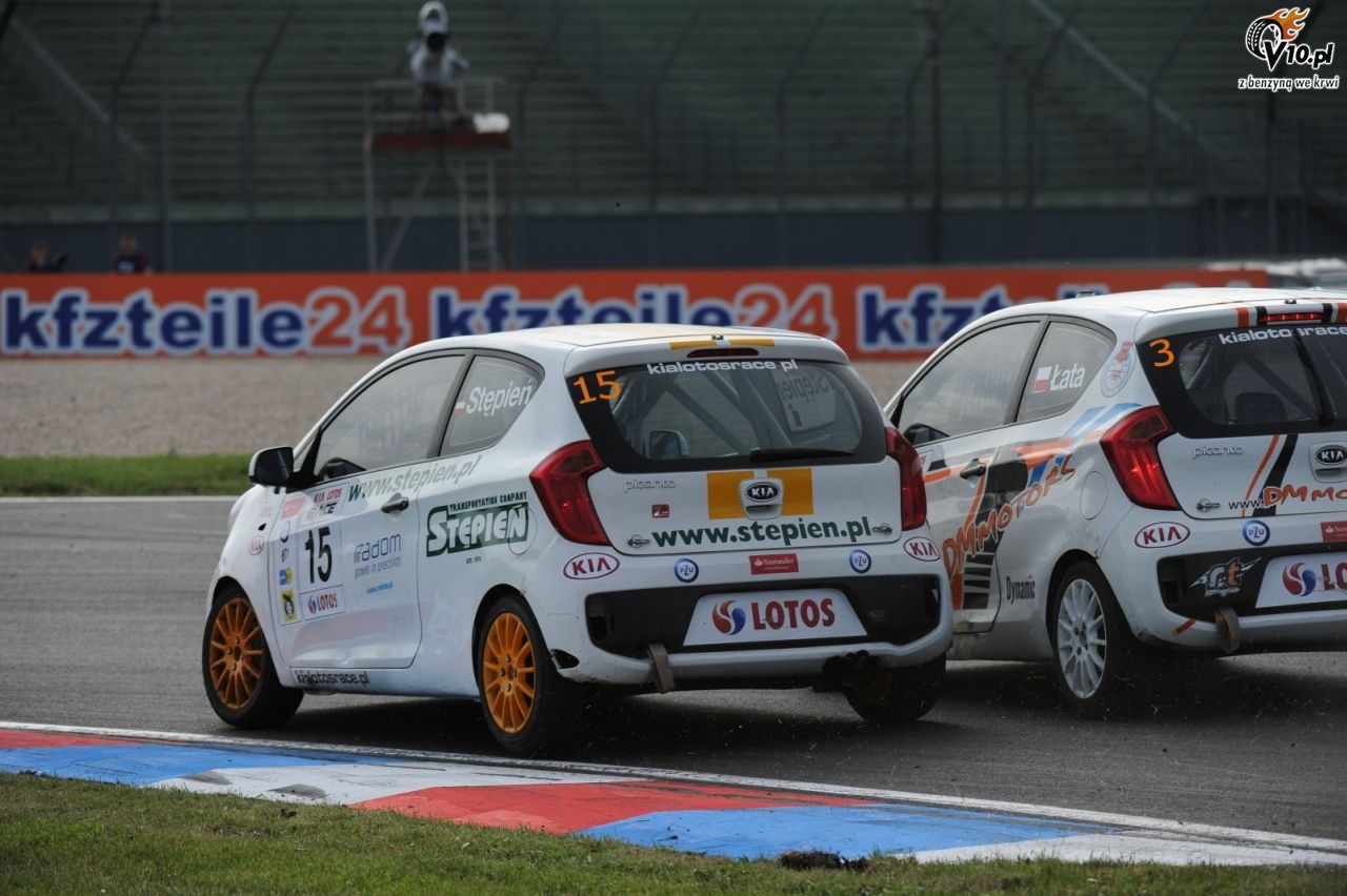 Kia Lotos Race na torze w Mocie z kolosami