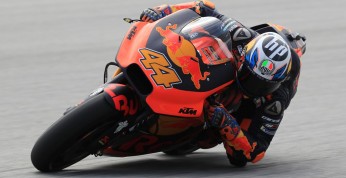 MotoGP: Pol Espargaro przetrwał uderzenie w barierę przy...