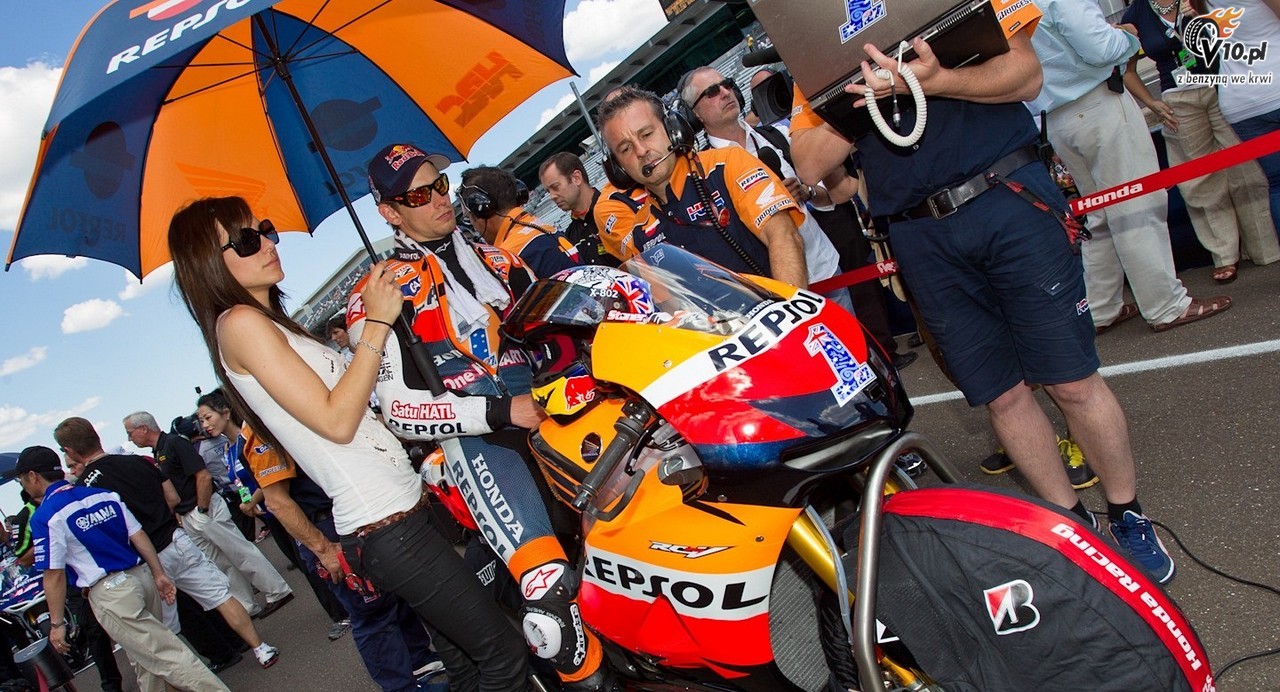 MotoGP 2012: Grid Girls z padoku toru Indianapolis - foto i wideo