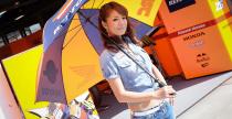 MotoGP 2012: Grid Girls z padoku japoskiego toru Motegi - foto i wideo