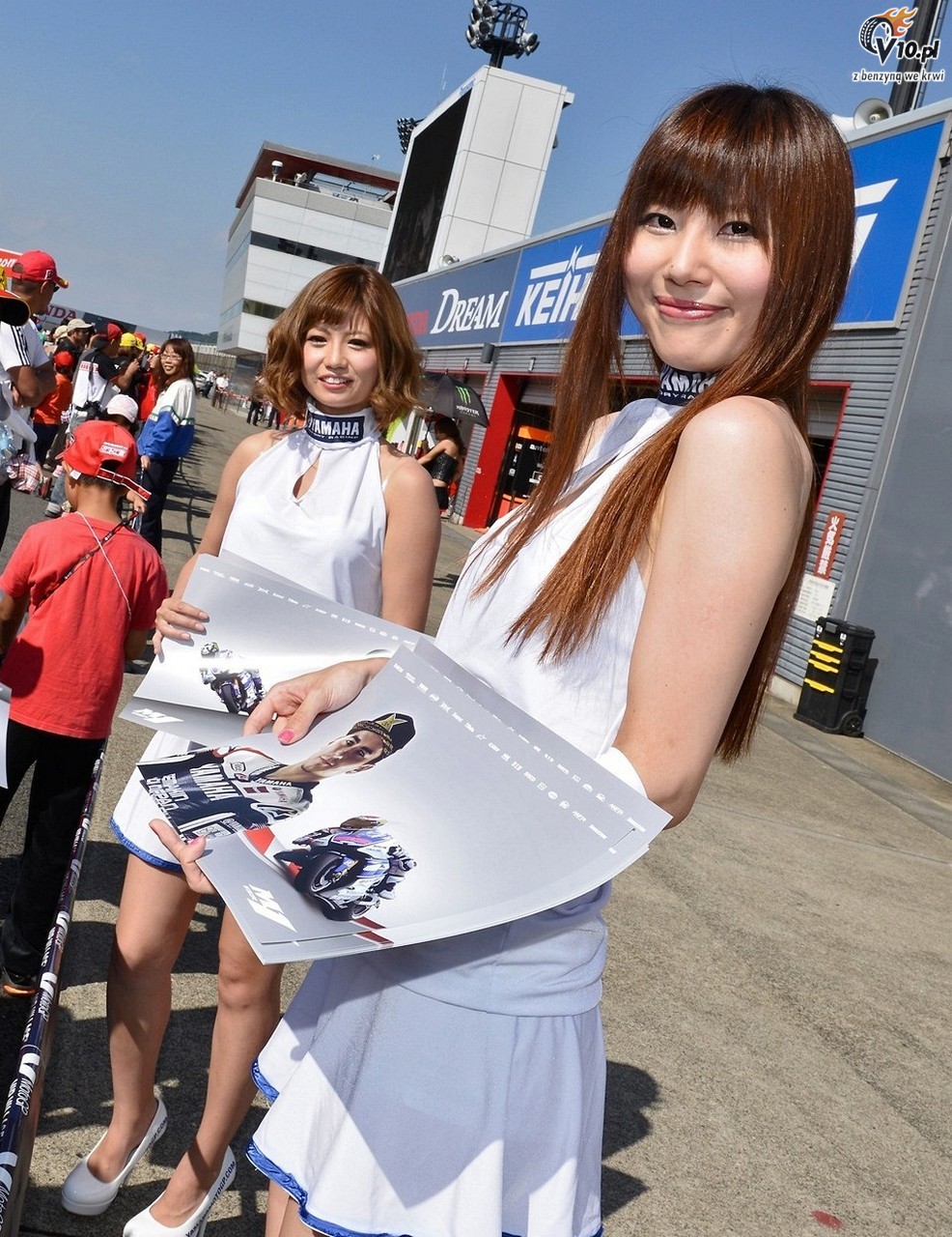 MotoGP 2012: Grid Girls z padoku japoskiego toru Motegi - foto i wideo