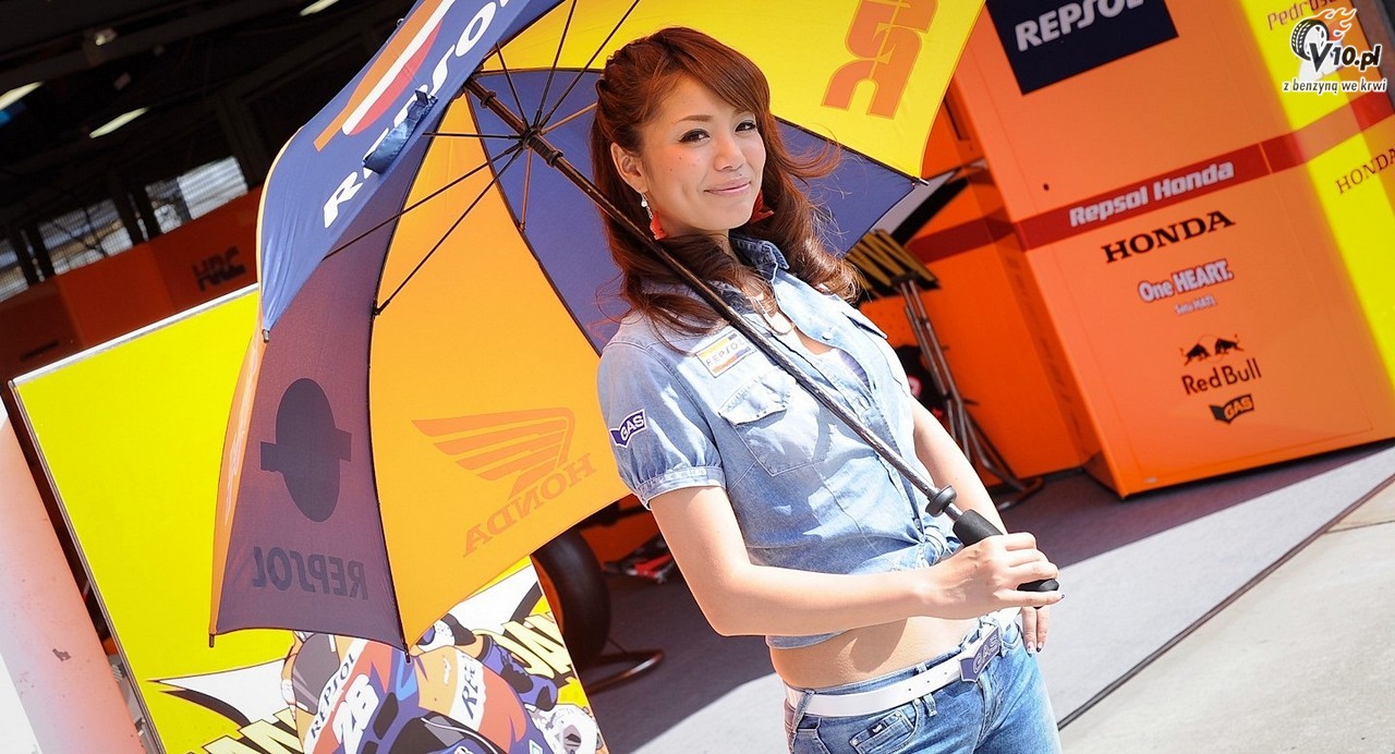 MotoGP 2012: Grid Girls z padoku japoskiego toru Motegi - foto i wideo