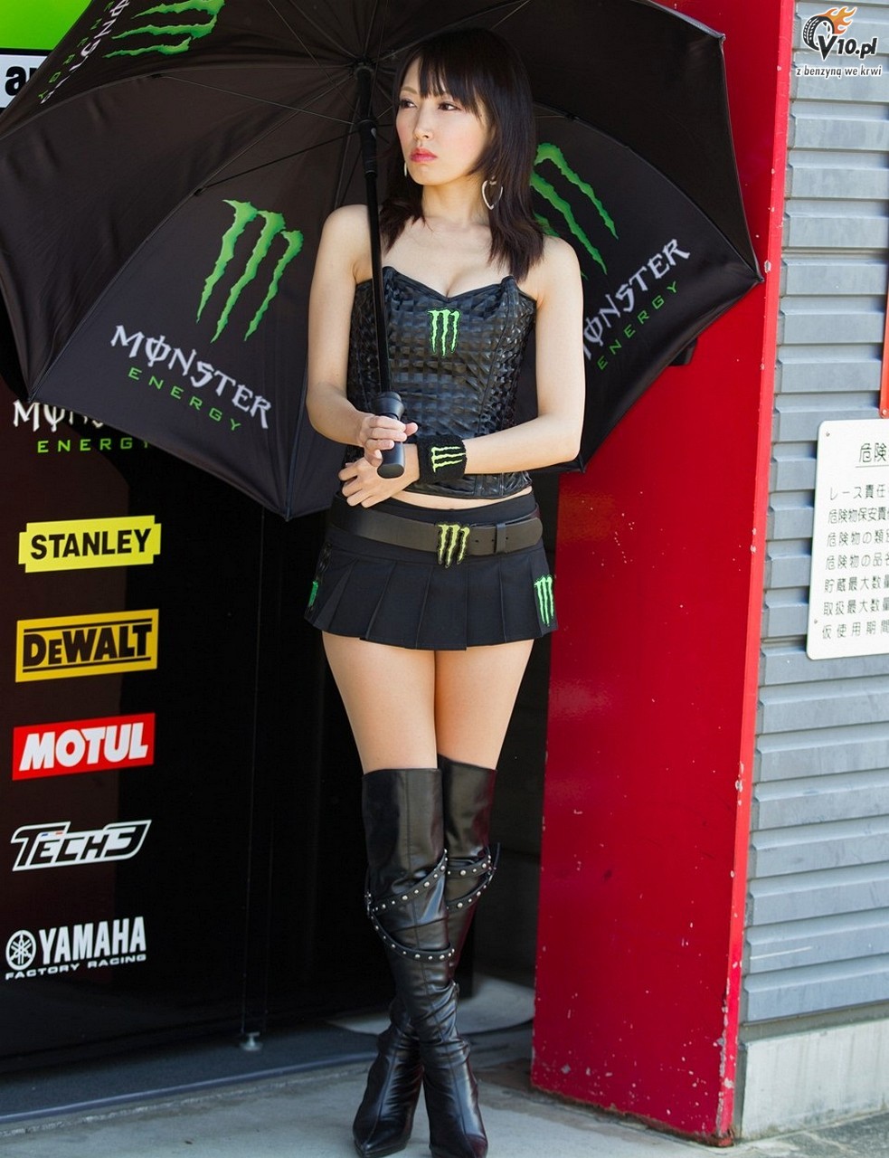 MotoGP 2012: Grid Girls z padoku japoskiego toru Motegi - foto i wideo