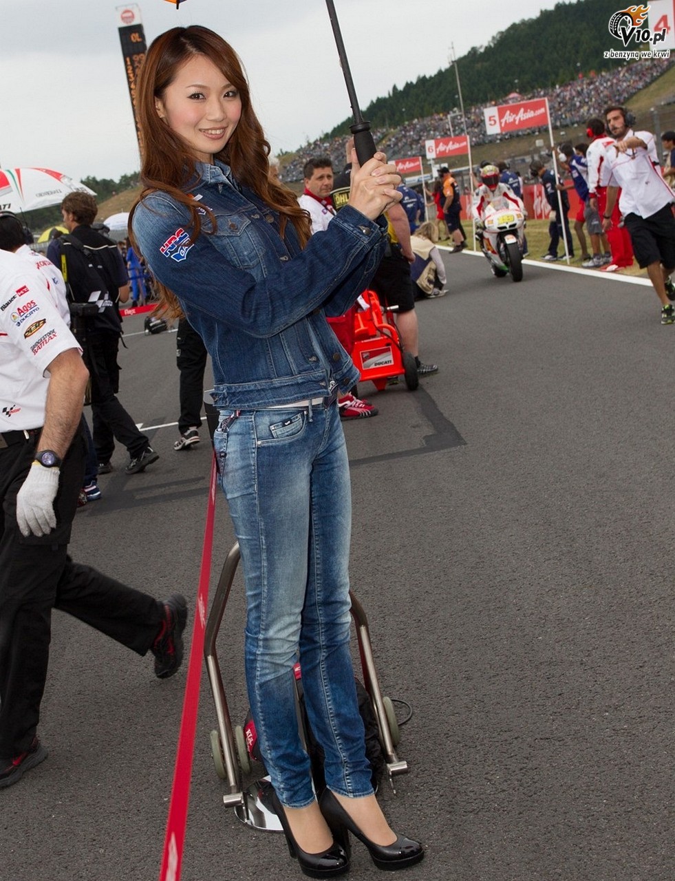 MotoGP 2012: Grid Girls z padoku japoskiego toru Motegi - foto i wideo