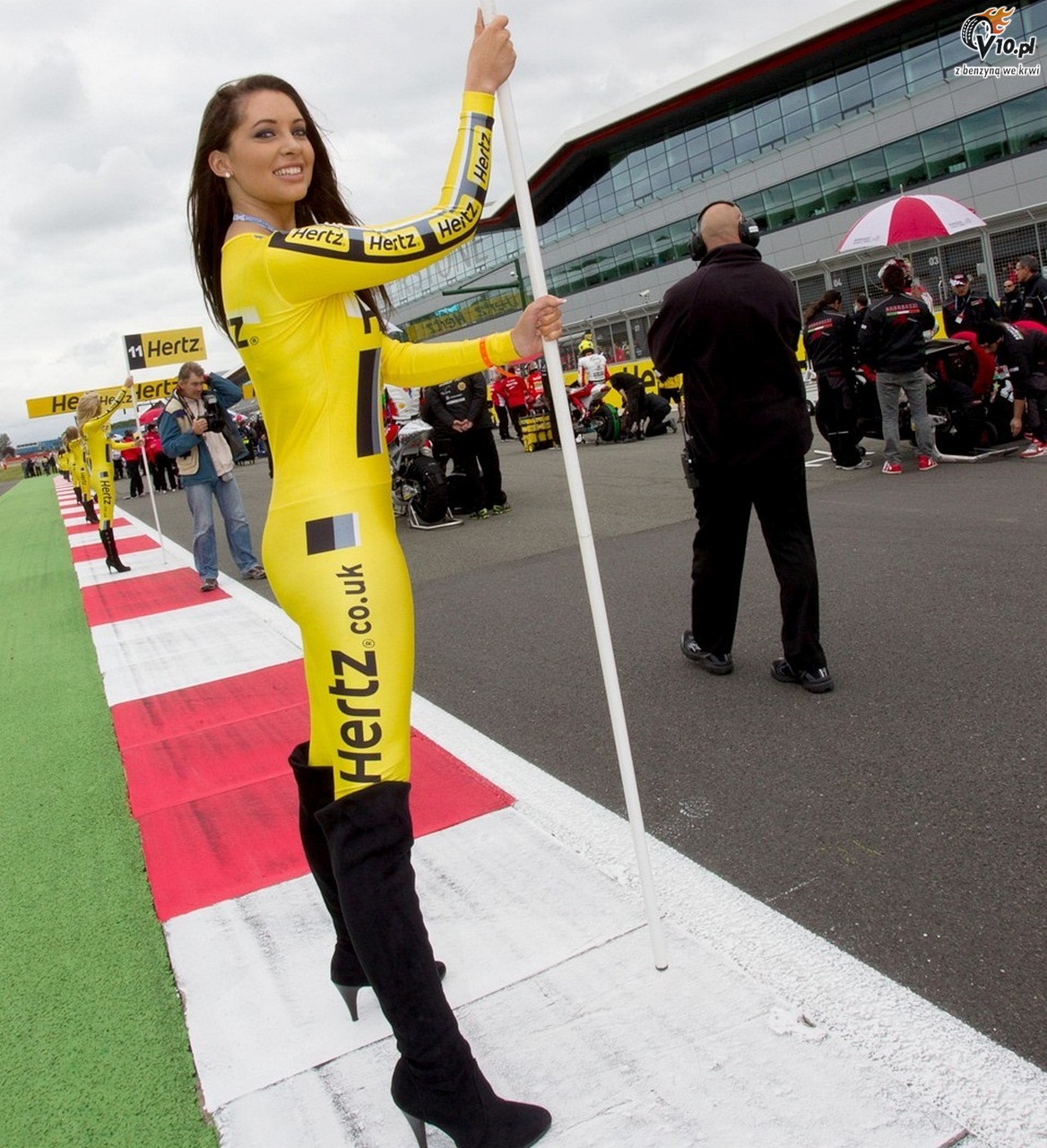 MotoGP 2012: Grid Girls z padoku toru Silverstone - foto i wideo