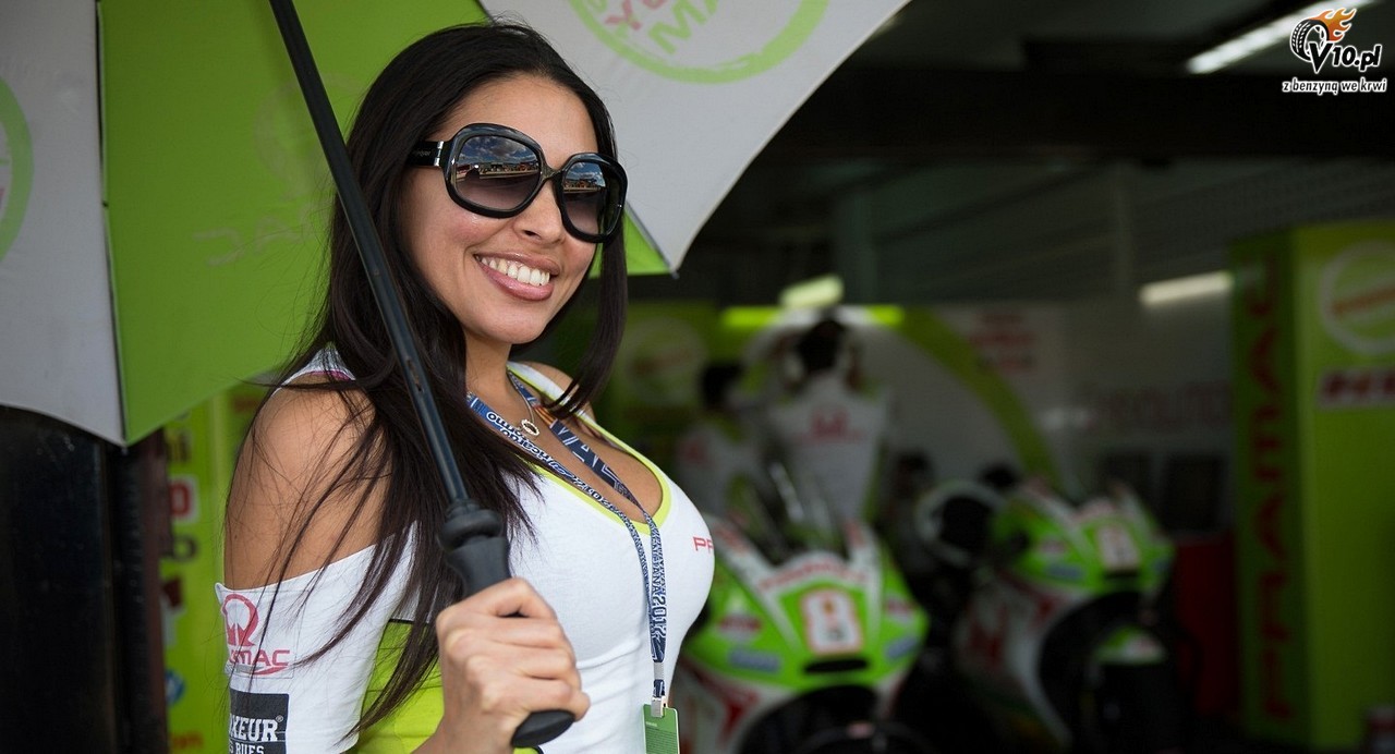 MotoGP 2012: Grid Girls z padoku w Walencji - foto i wideo