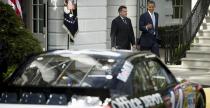 Wóz NASCAR zaparkował pod Białym Domem. Obama chciał się przejechać