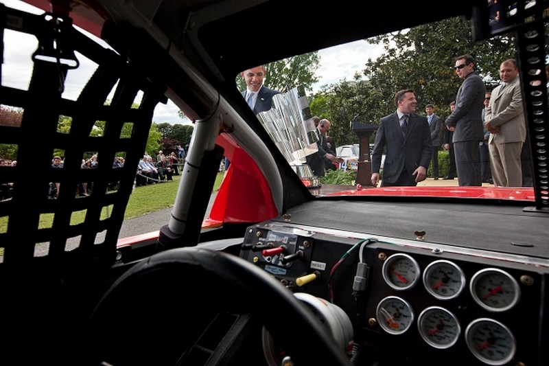 Wz NASCAR zaparkowa pod Biaym Domem. Obama chcia si przejecha