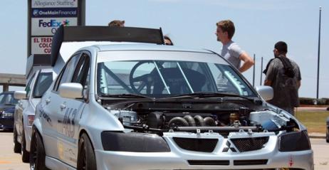 Wideo: Mitsubishi Lancer Evo VIII spada w przepaść na Pikes Peak 2012