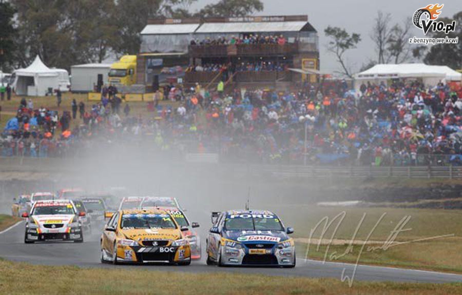 Wideo: Nieopacalny hazard w V8 Supercars Australia