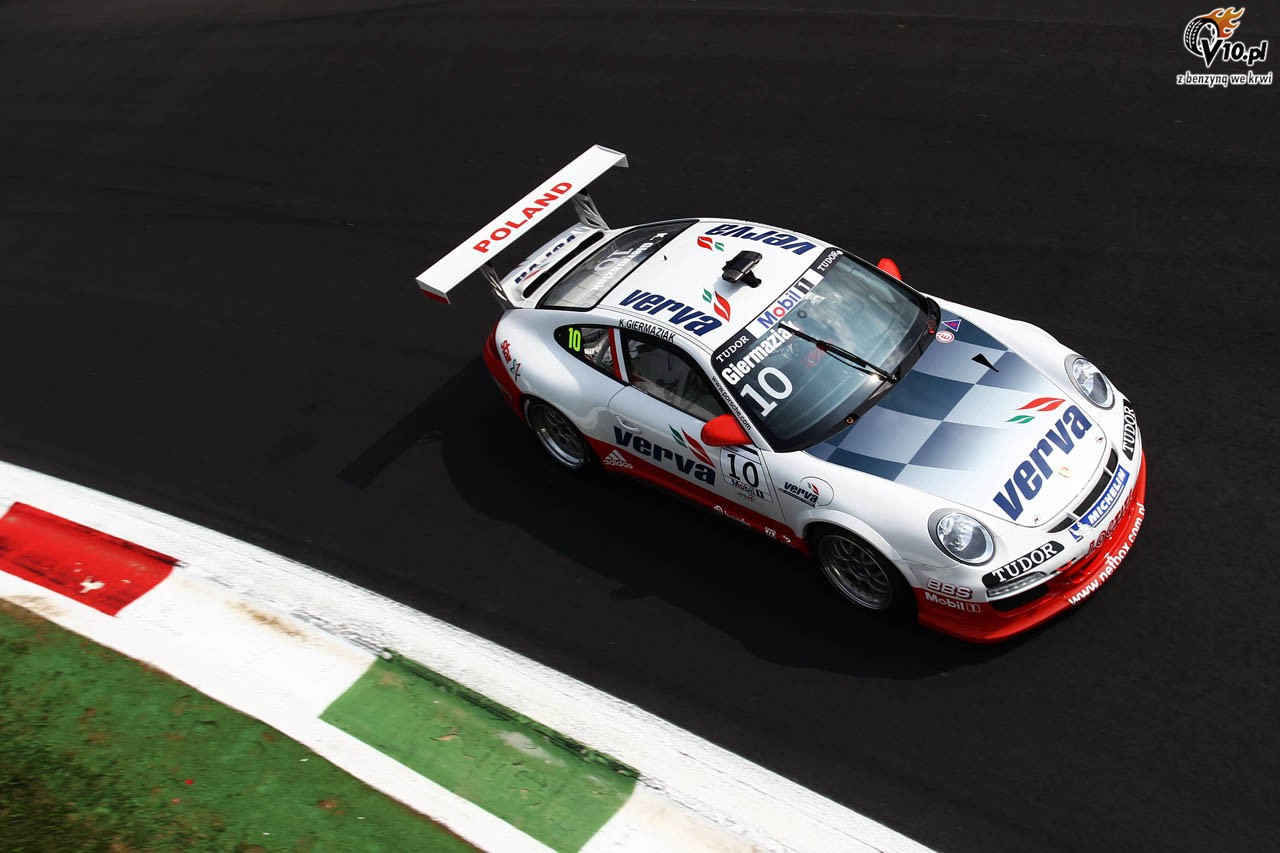 Kuba Giermaziak wsiada do Mercedesa SLS AMG GT3 w ADAC GT Masters