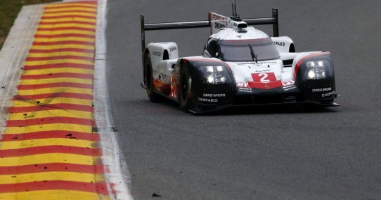 Hartley studiuje podręcznik jazdy bolidem F1