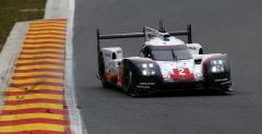 Hartley studiuje podrcznik jazdy bolidem F1