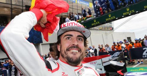 Alonso smakuje si w triumfie na Le Mans