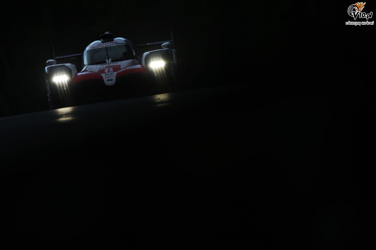 Alonso smakuje si w triumfie na Le Mans
