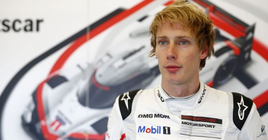 Hartley studiuje podręcznik jazdy bolidem F1