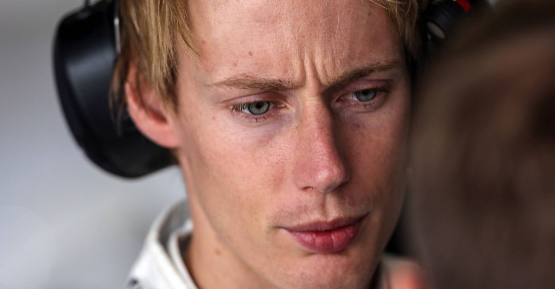 Hartley studiuje podręcznik jazdy bolidem F1