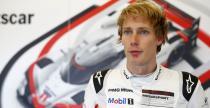 Hartley studiuje podrcznik jazdy bolidem F1