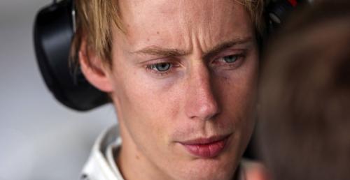 Hartley studiuje podręcznik jazdy bolidem F1