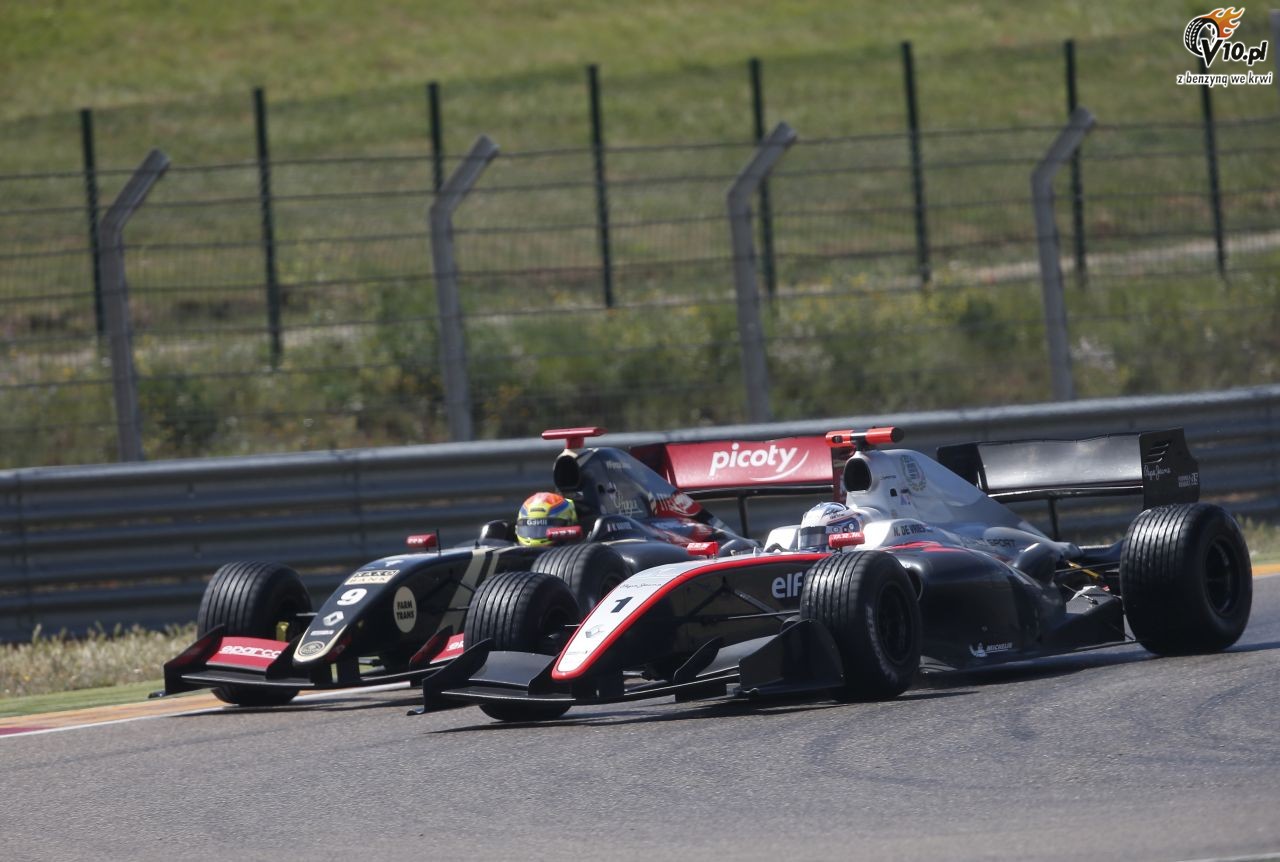 Kierowca przejmuje prowadzenie na ostatnim zakrcie wycigu w Formule Renault 3.5