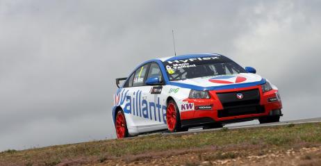 WTCC, Portimao, Wycig nr 2: Menu wygrywa przebrany za komiksowego bohatera Vaillanta