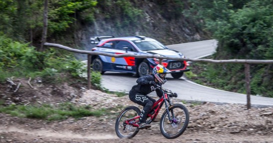 Samochód WRC vs rower MTB