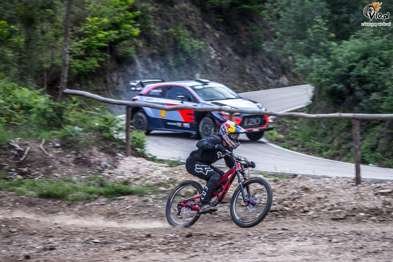 Samochd WRC vs rower MTB