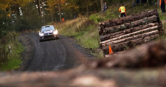 WRC: Ogier przed Tanakiem na koniec pierwszego dnia Rajdu Wielkiej Brytanii