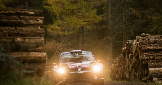 WRC: Ogier utrzymuje Tanaka na dystans drugiego dnia Rajdu Wielkiej Brytanii