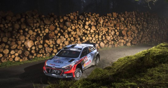WRC: Ogier utrzymuje Tanaka na dystans drugiego dnia Rajdu Wielkiej Brytanii