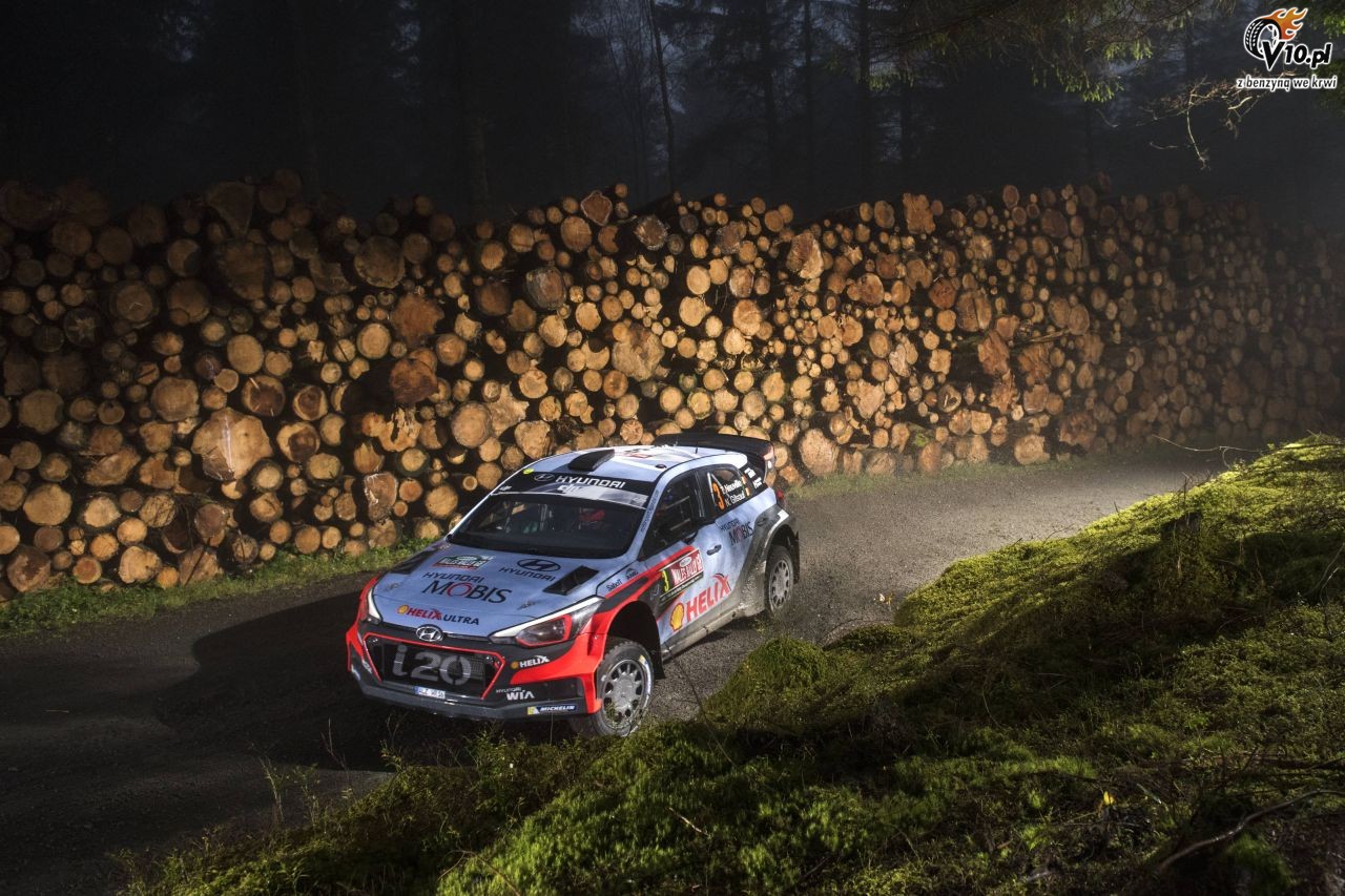 WRC: Ogier utrzymuje Tanaka na dystans drugiego dnia Rajdu Wielkiej Brytanii