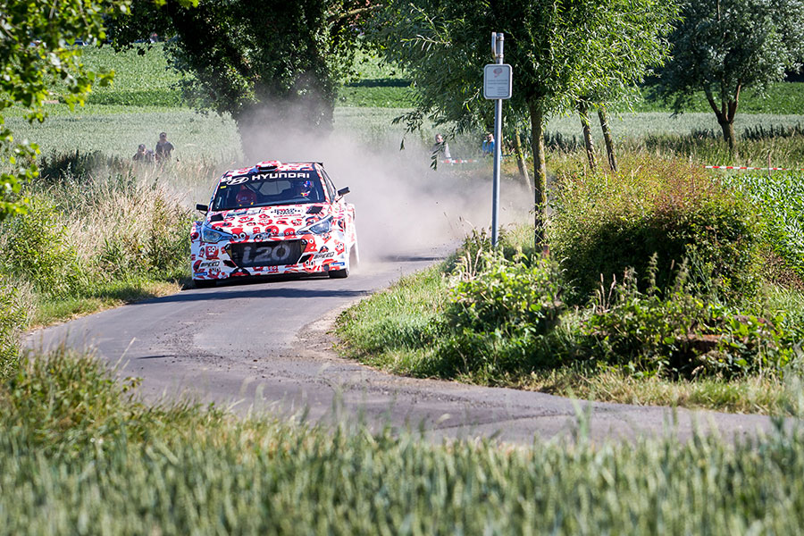 Neuville wygra� poza WRC