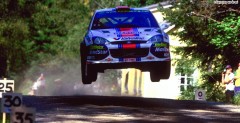 Szybujcy Colin McRae, a w tle synnek domek