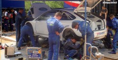 Mechanicy pracuj przy Focusie WRC