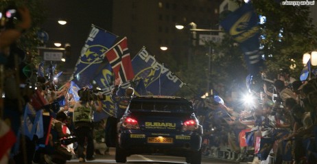 Petter witany przez swoich fan�w na starcie rajdu